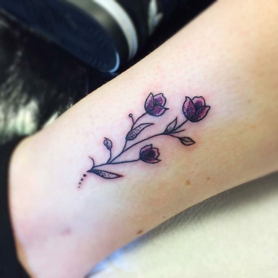 7 Subtle Flower Tattoos You'll Want To Get With Your Bestie